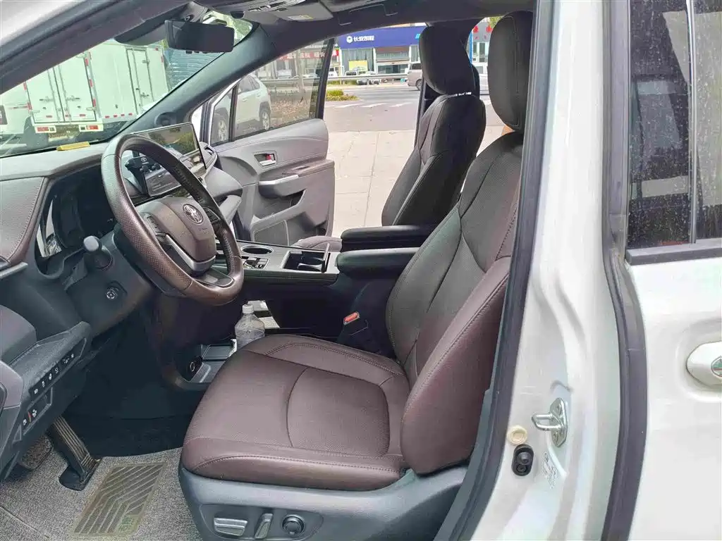 Toyota Sienna — миниатюра 8