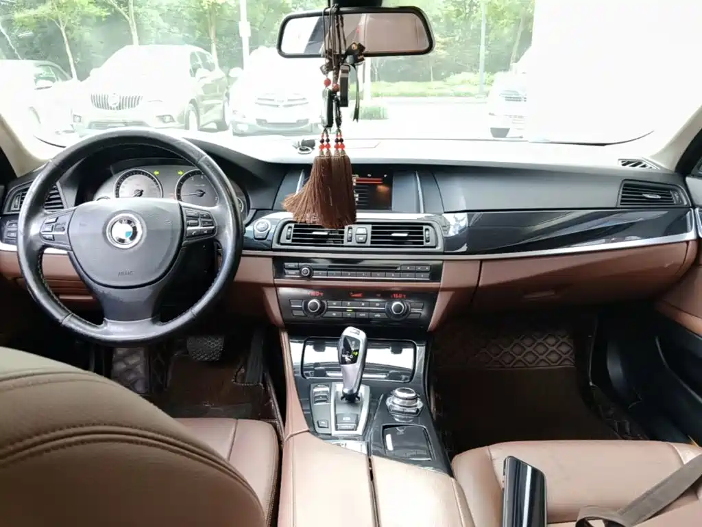 BMW 5 Series — миниатюра 10