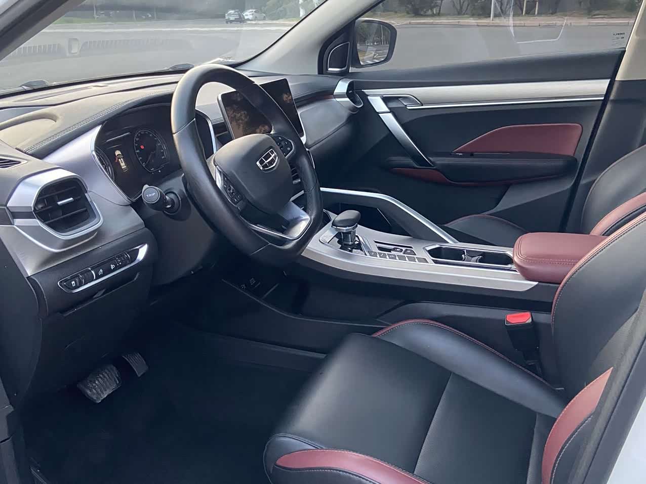 Geely Binyue 1.4 л 2022 г. Белый, пробег 33000 км