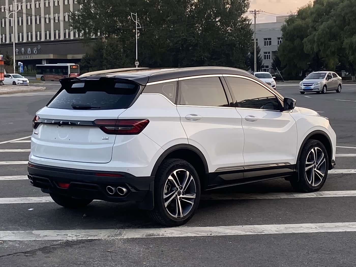 Geely Binyue 1.4 л 2022 г. Белый, пробег 33000 км