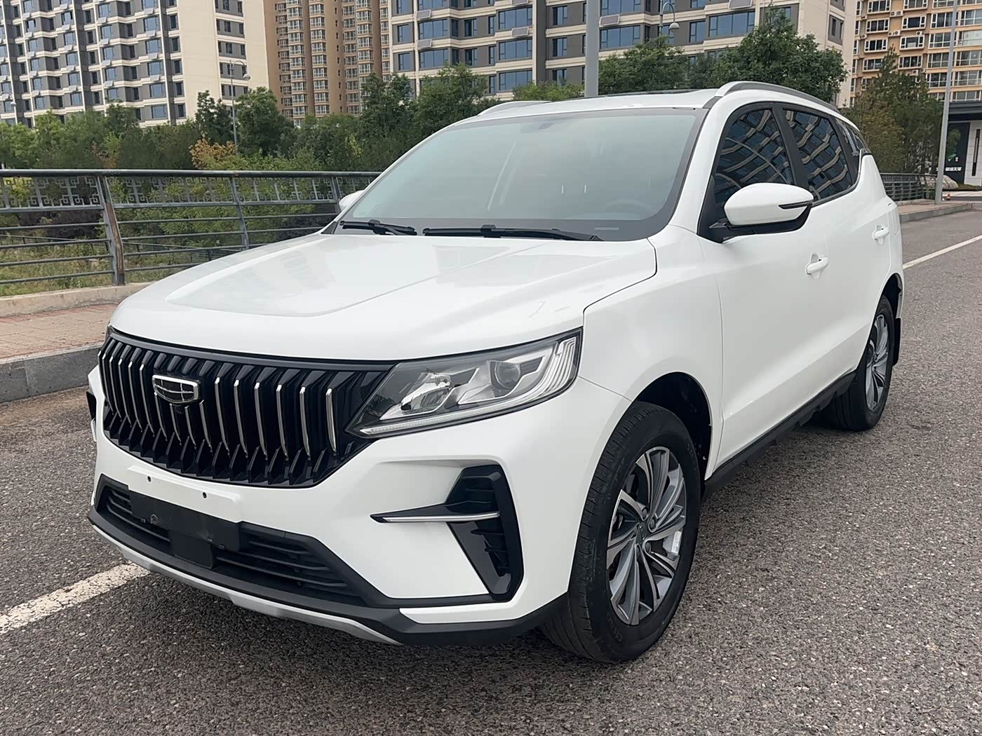 Geely Emgrand X6 1.4 л 2023 г. Белый, пробег 31700 км