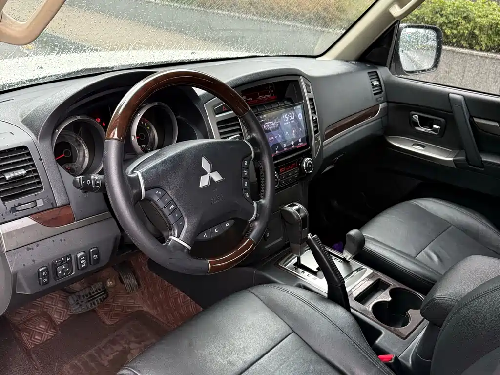 Mitsubishi Pajero (Import) — миниатюра 6