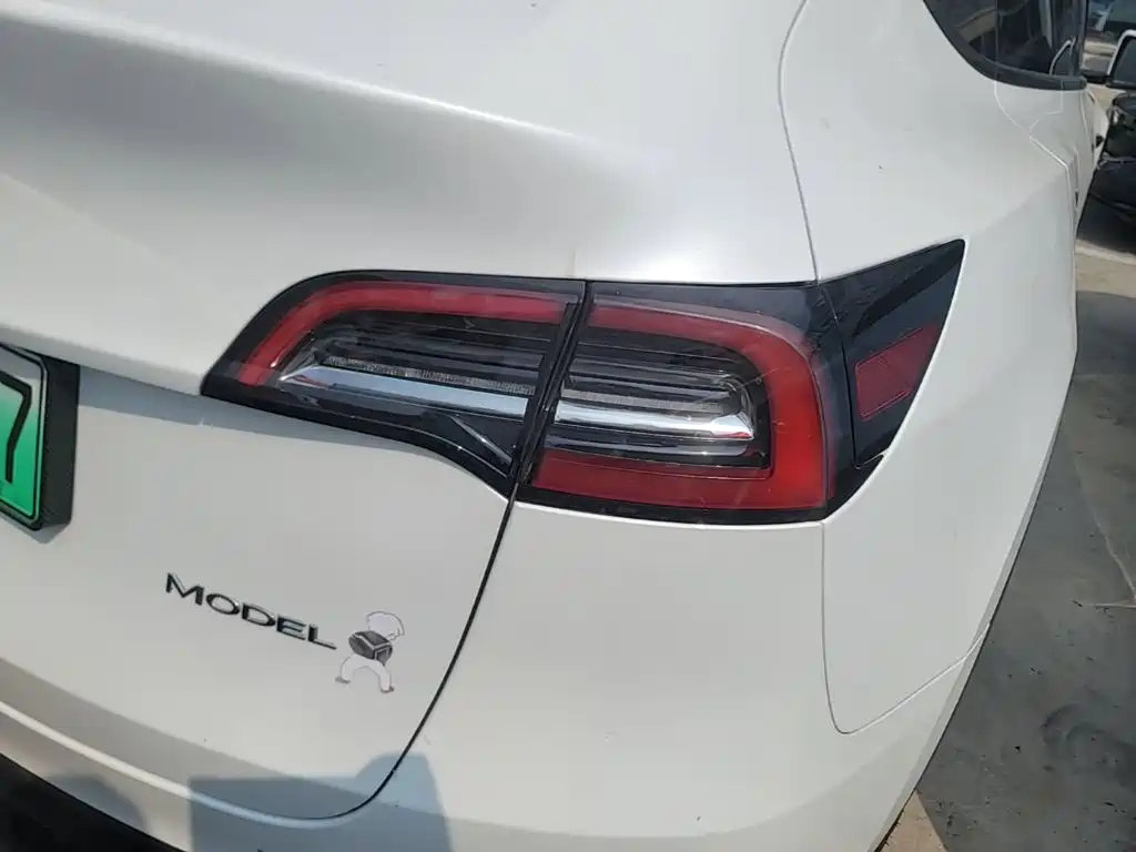 Tesla Model Y — миниатюра 8