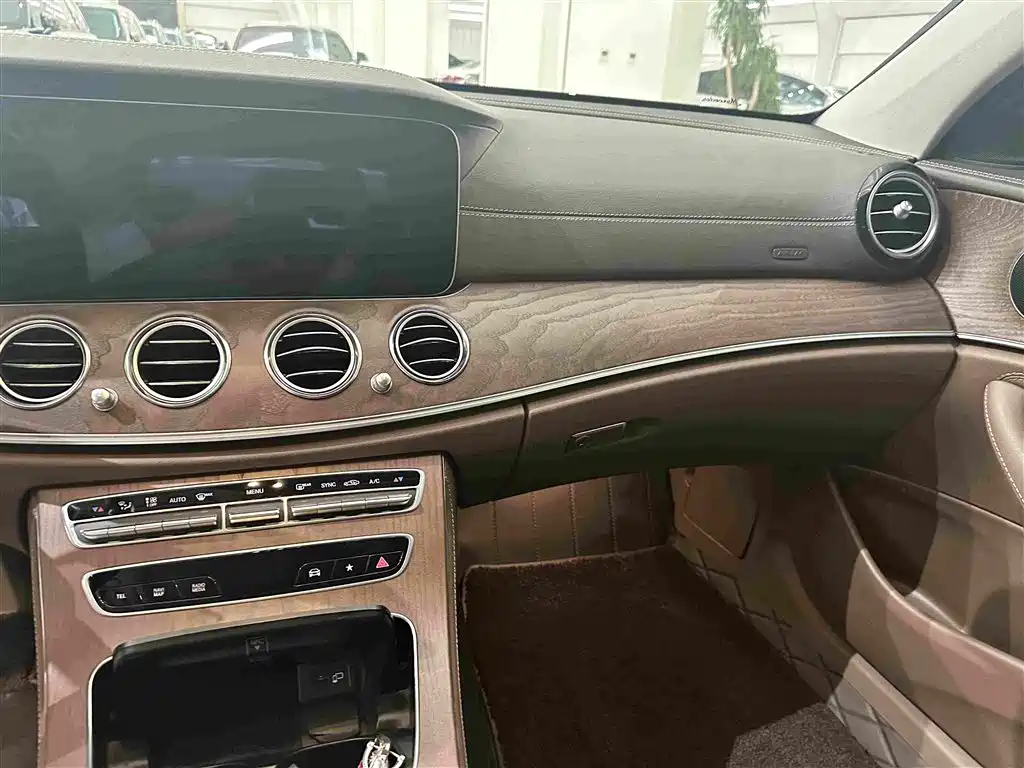 Mercedes-Benz E-Class — миниатюра 9