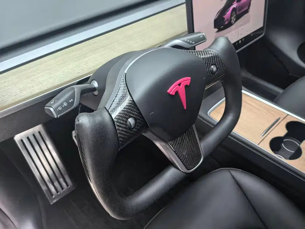 Tesla Model Y — миниатюра 15