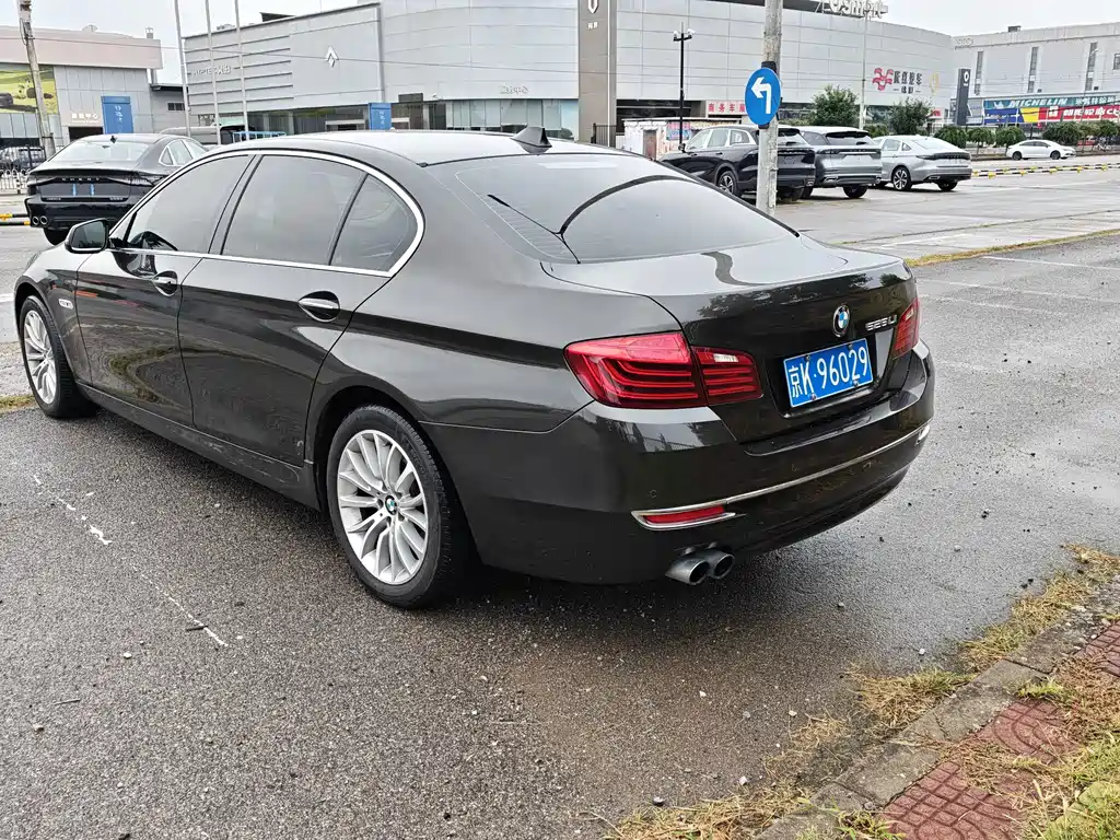 BMW 5 Series — миниатюра 7