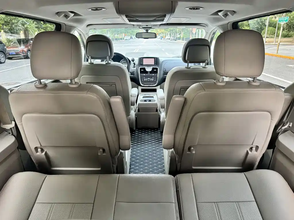 Chrysler Grand Voyager (Import) — миниатюра 17