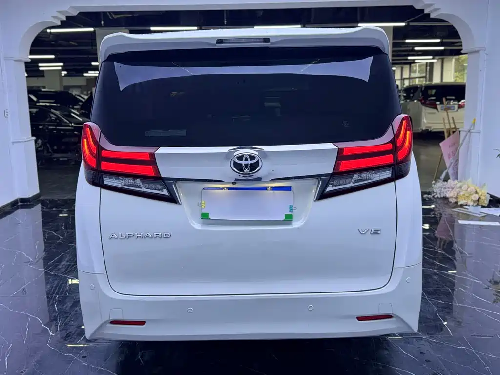 Toyota Alphard — миниатюра 16