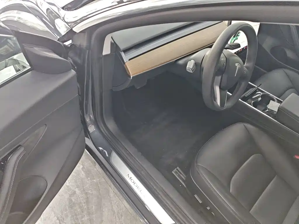 Tesla Model 3 — миниатюра 16