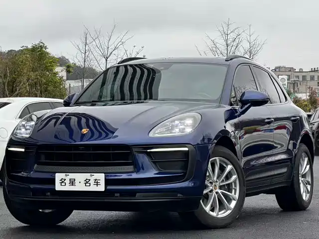 PORSCHE MACAN