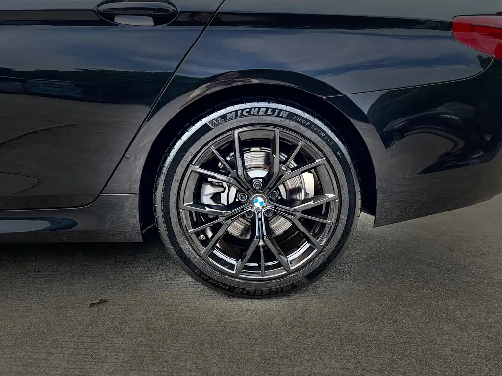 BMW 5 Series — миниатюра 12