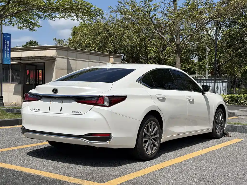 Lexus ES — миниатюра 6