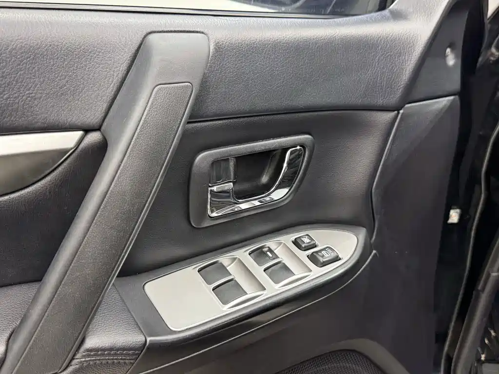 Mitsubishi Pajero (Import) — миниатюра 14