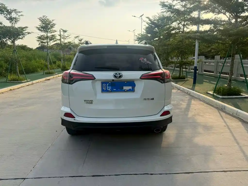 Toyota RAV4 — миниатюра 5