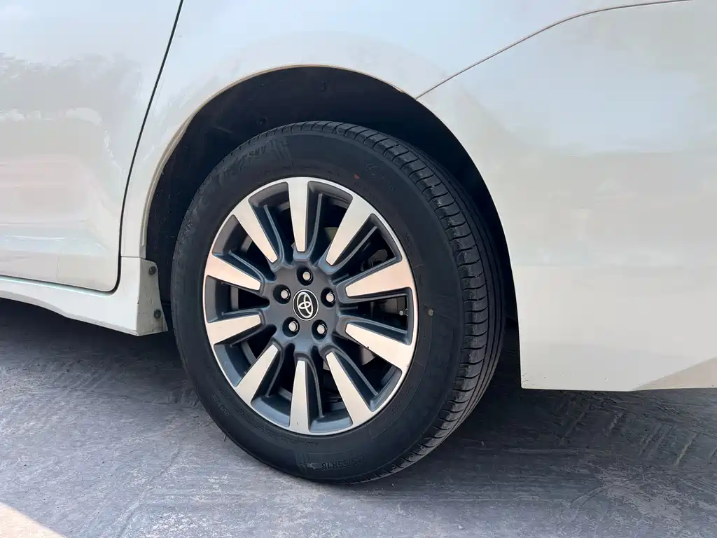 Toyota Sienna — миниатюра 10