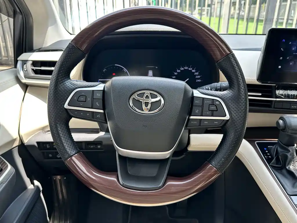 Toyota Sienna — миниатюра 14