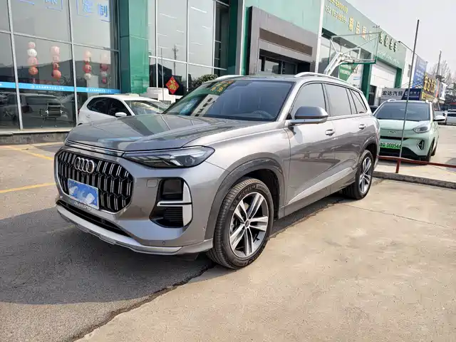 AUDI Q6
