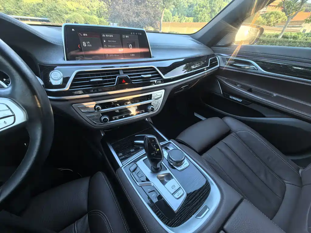 BMW 7 Series — миниатюра 26