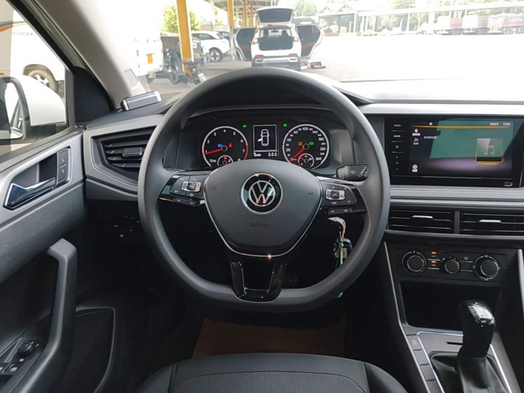 Volkswagen Polo 1.5 л 2021 г. Белый, пробег 28500 км