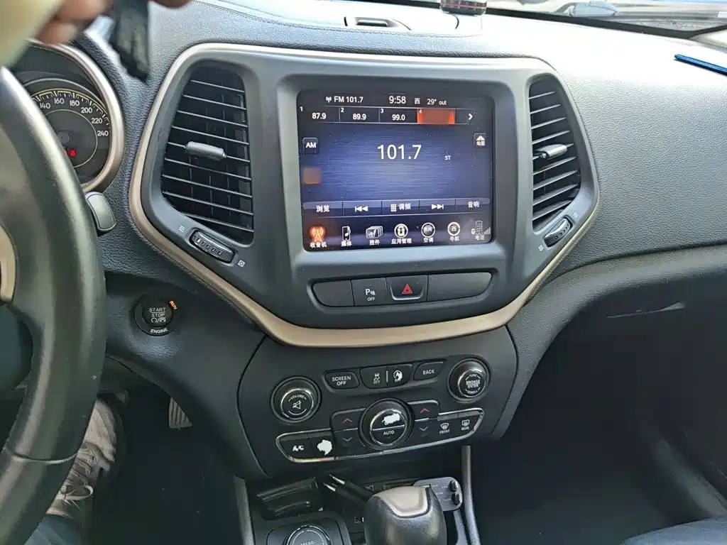 Jeep Cherokee — миниатюра 6