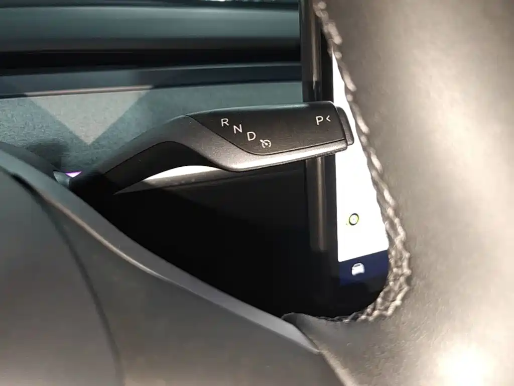 Tesla Model Y — миниатюра 14