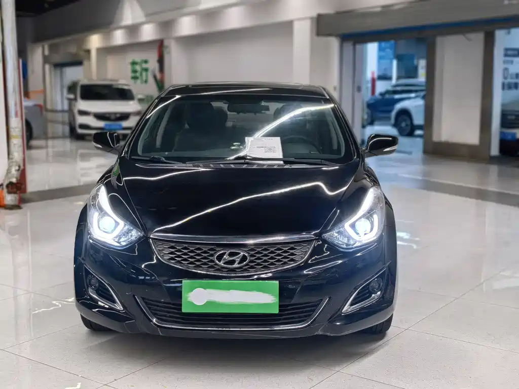 Hyundai Elantra 2016 1.6L AT Luxury