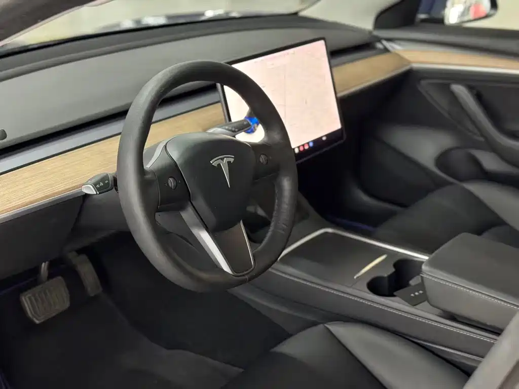 Tesla Model 3 — миниатюра 7