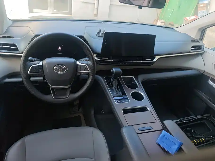 Toyota Granvia — миниатюра 12
