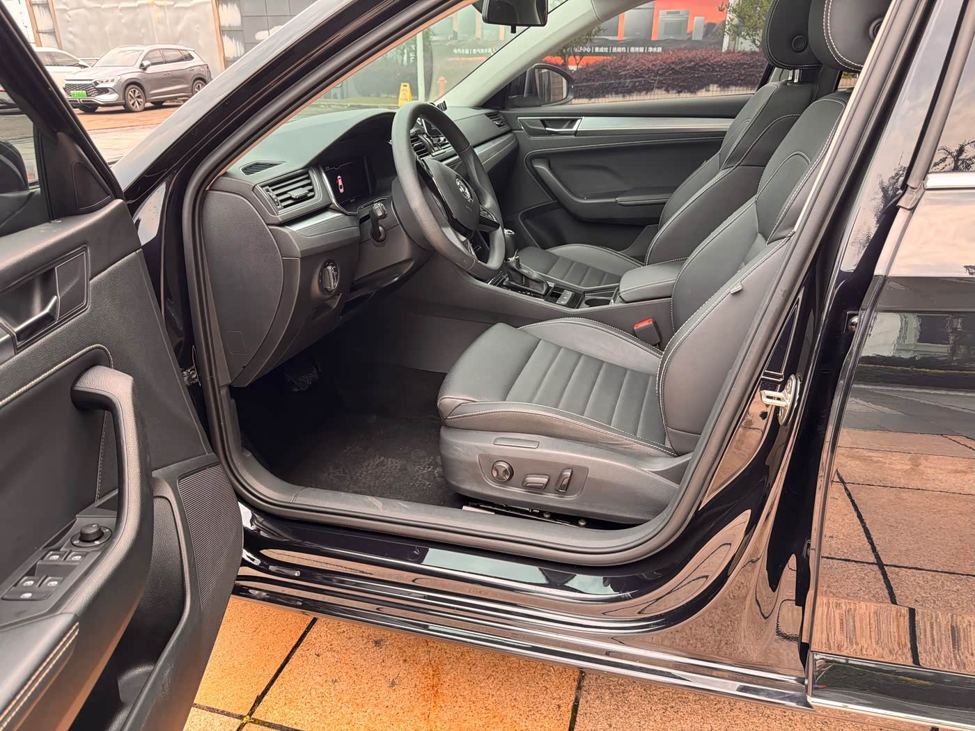 Skoda Superb 1.4 л 2023 г. Чёрный, пробег 30500 км