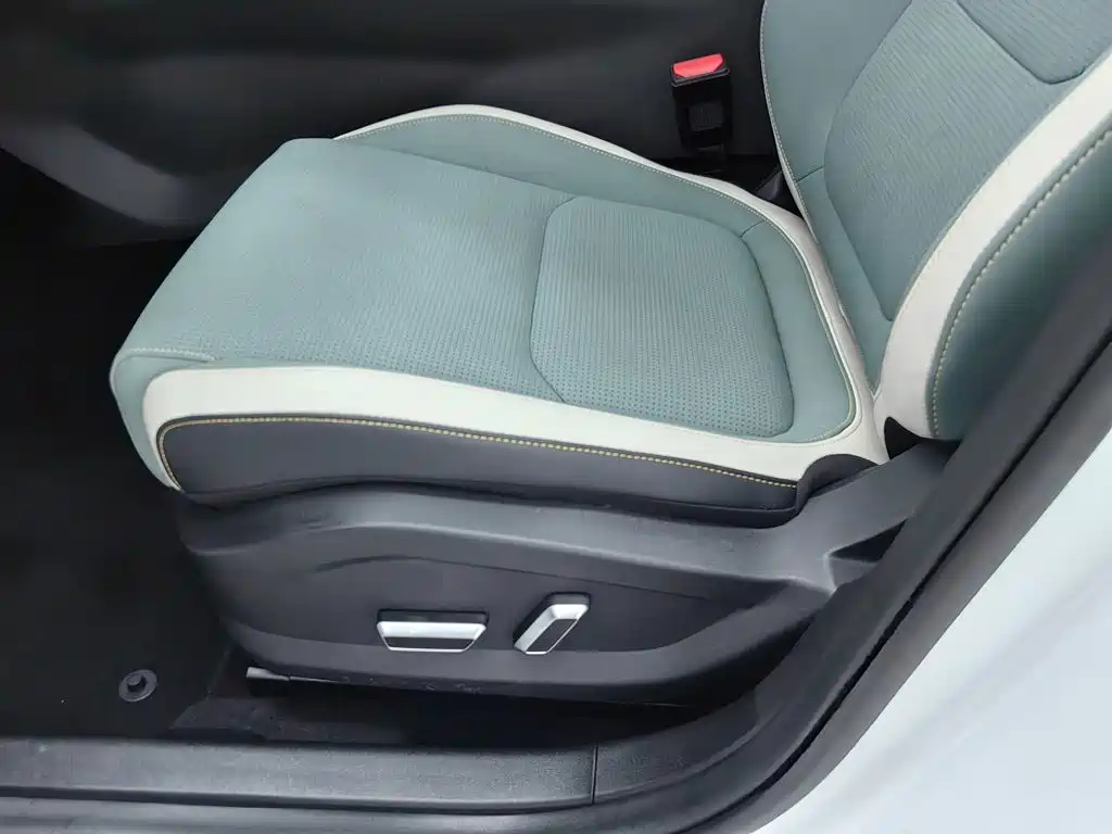 Geely L HiP — миниатюра 20