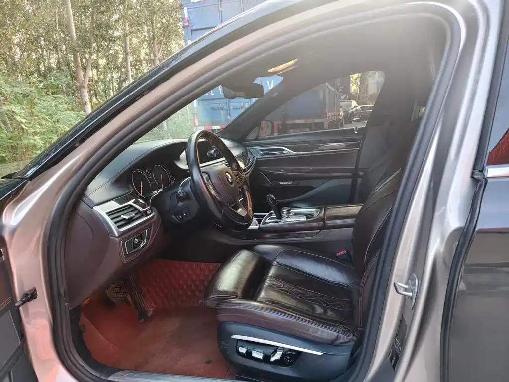 BMW 7 Series — миниатюра 3
