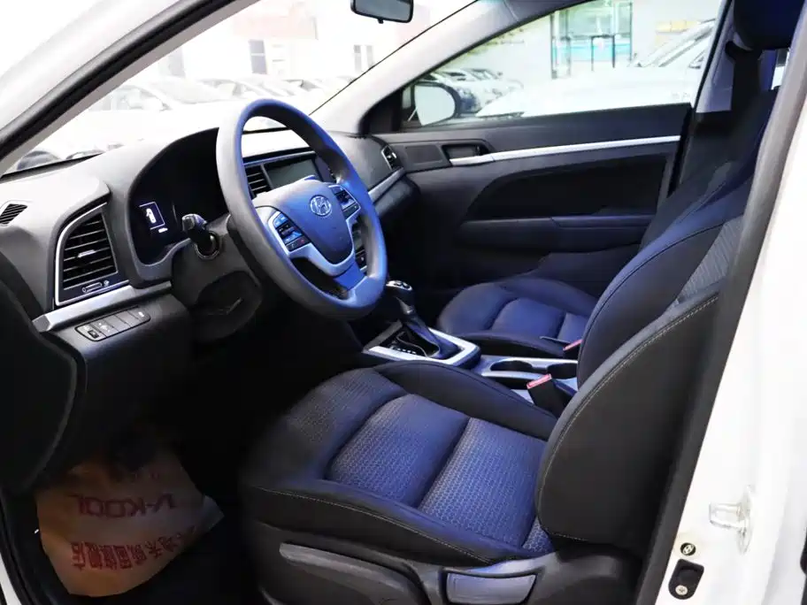 Hyundai Elantra — миниатюра 7