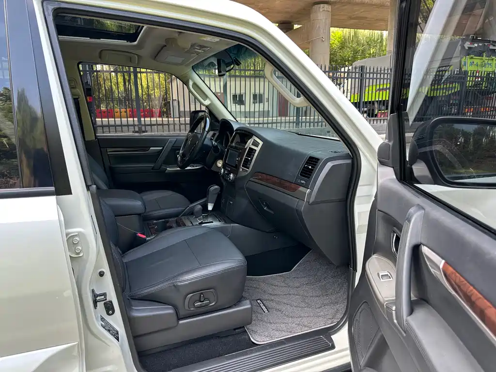 Mitsubishi Pajero (Import) — миниатюра 20