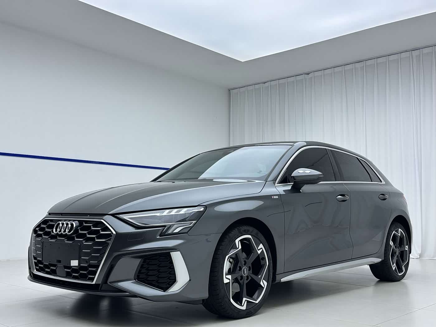 Audi A3 1.4 л 2023 г. Серебристо-серый, пробег 22000 км