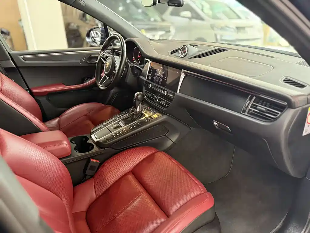 PORSCHE MACAN