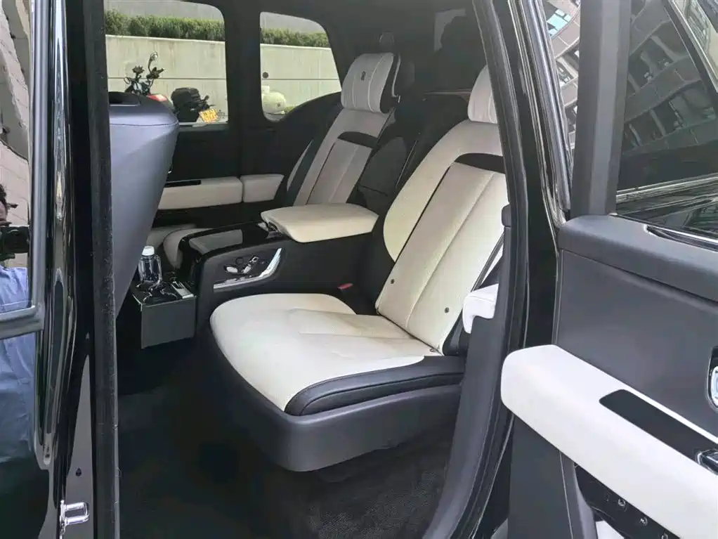 Rolls-Royce Cullinan 2024 мест