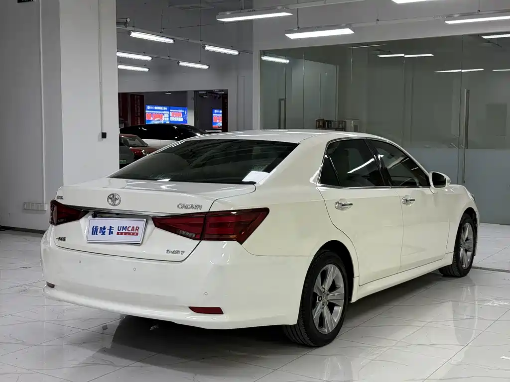 Toyota Crown — миниатюра 6