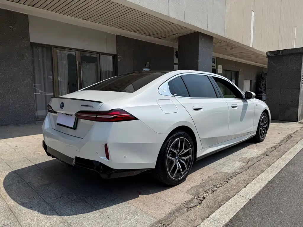BMW i5 — миниатюра 8