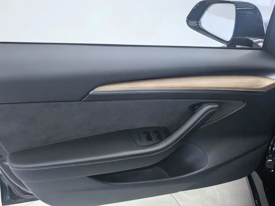 Tesla Model 3 — миниатюра 7