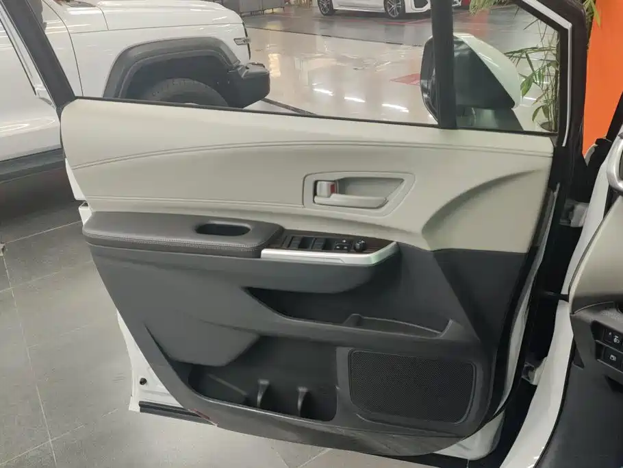 Toyota Granvia — миниатюра 7