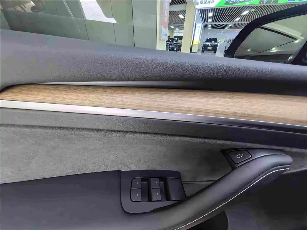 Tesla Model Y — миниатюра 12
