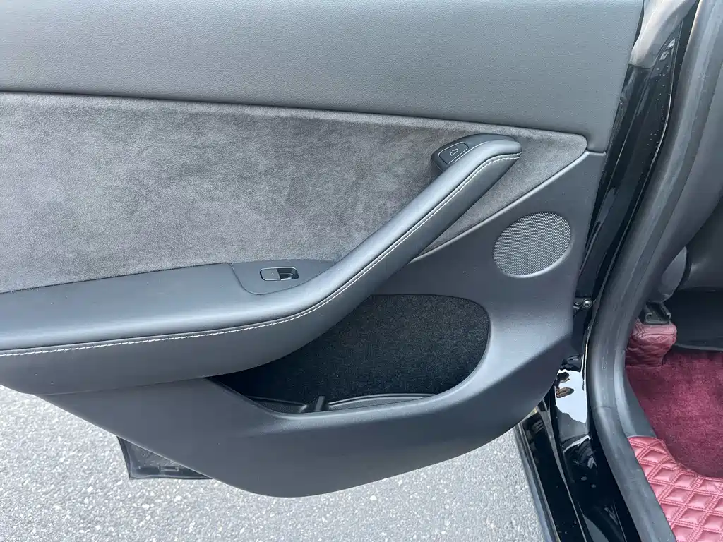 Tesla Model Y — миниатюра 11