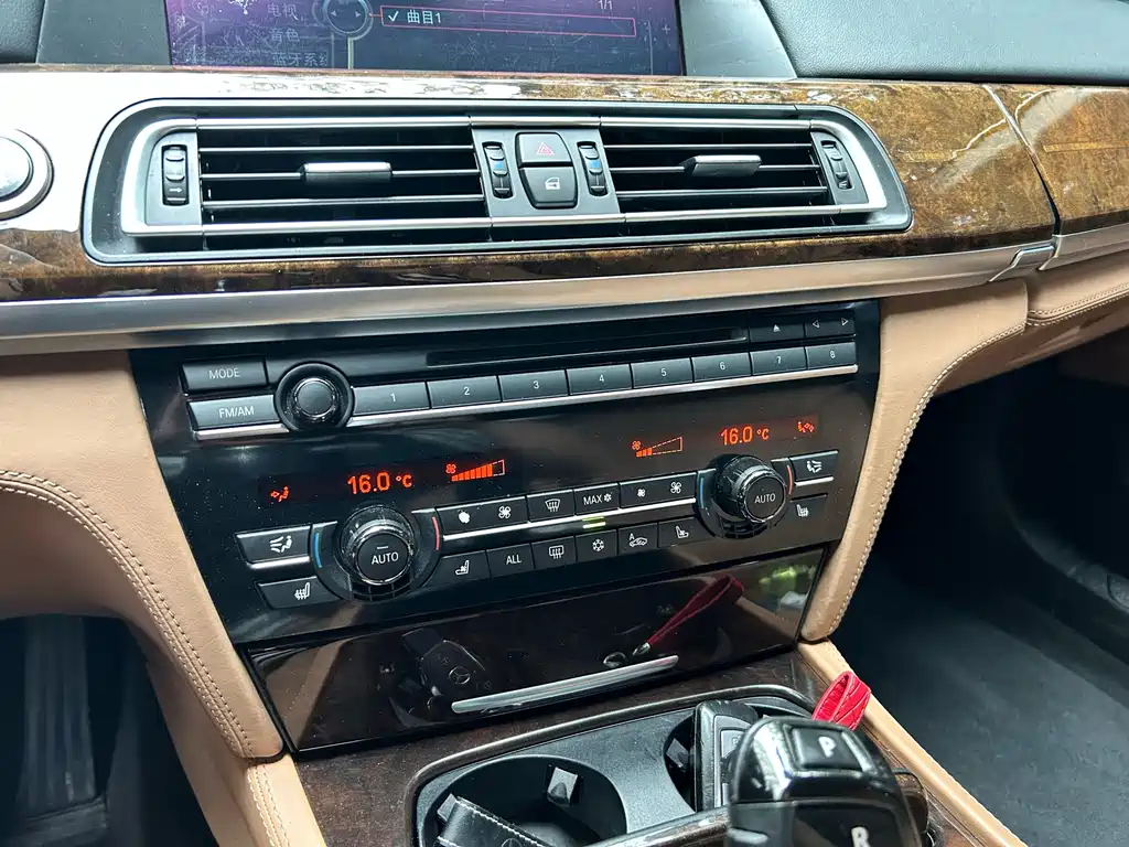 BMW 7 Series — миниатюра 12