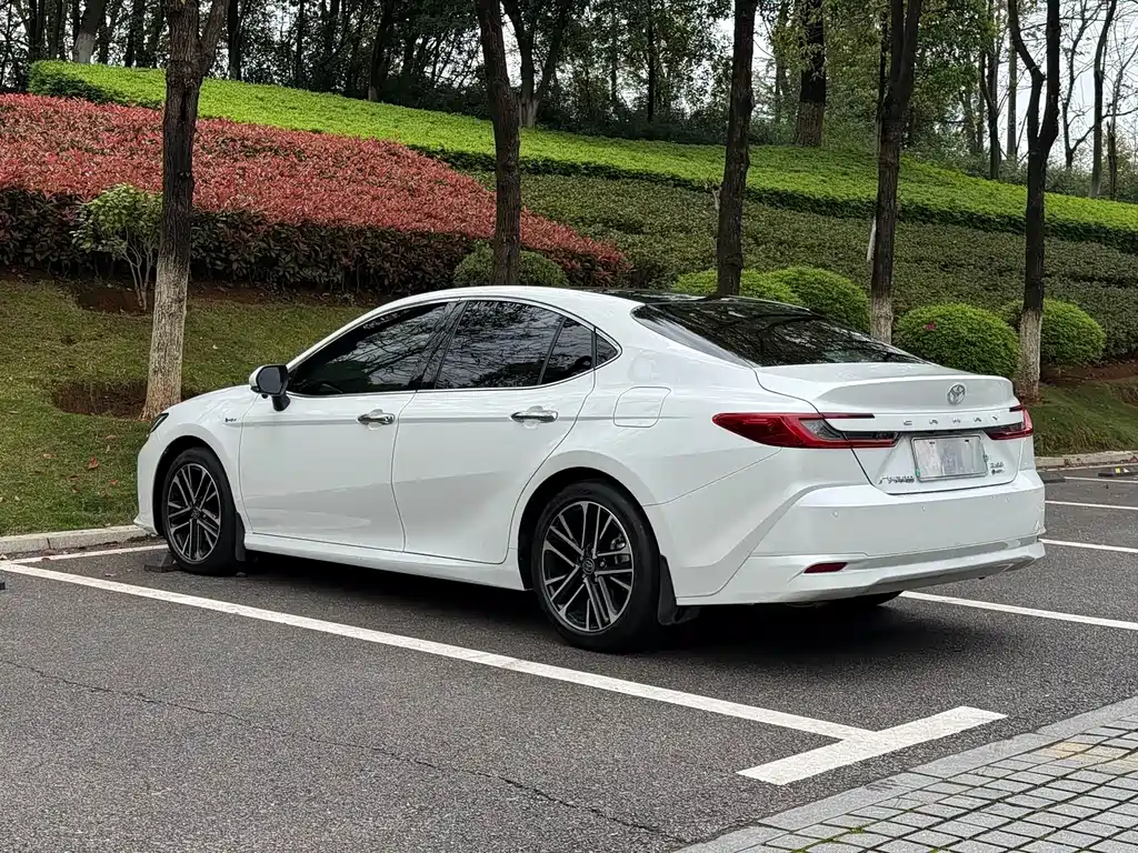 Toyota Camry — миниатюра 12