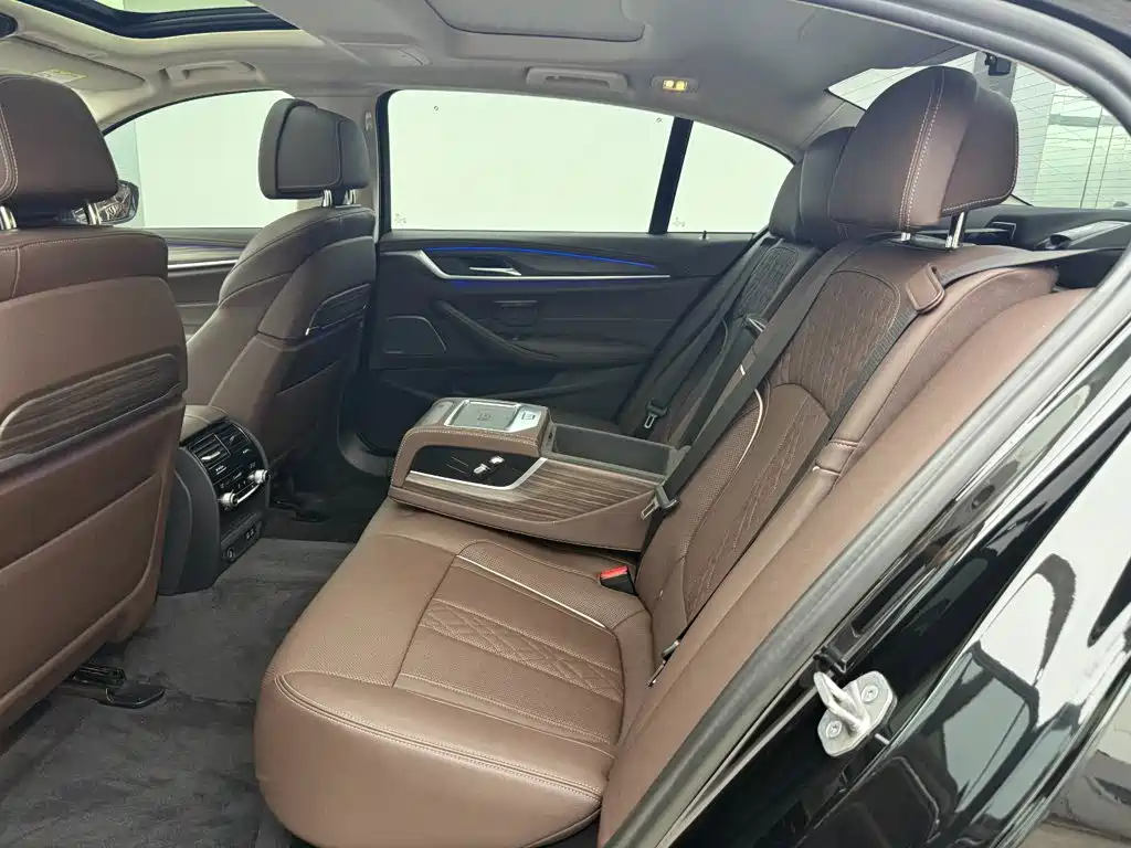 BMW 5 Series — миниатюра 7