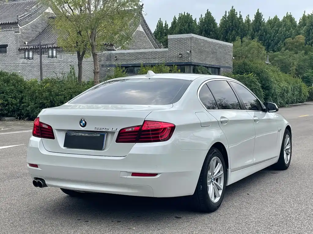 BMW 5 Series — миниатюра 4