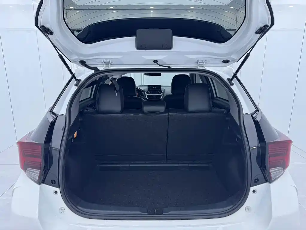 Toyota Yaris L 2022 — фото 11