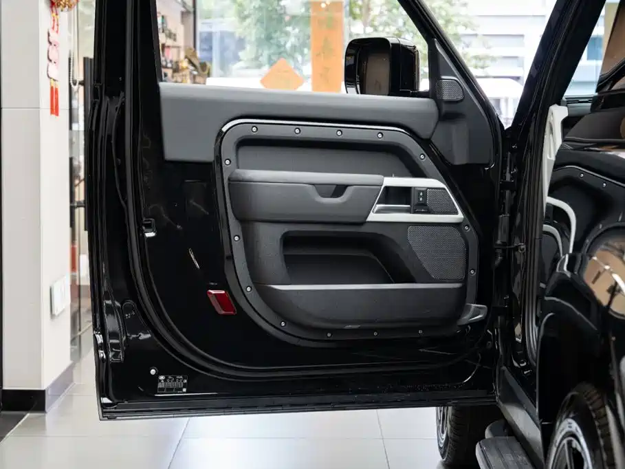 Land Rover Defender — миниатюра 10