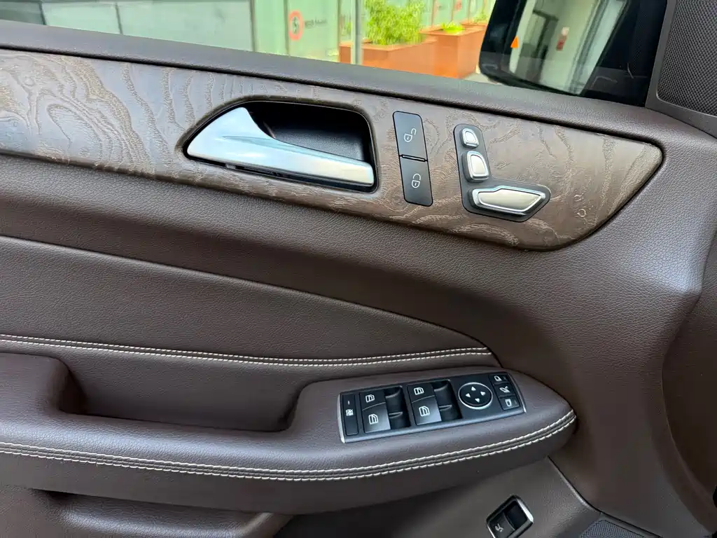 Mercedes-Benz GLE (Import) — миниатюра 18