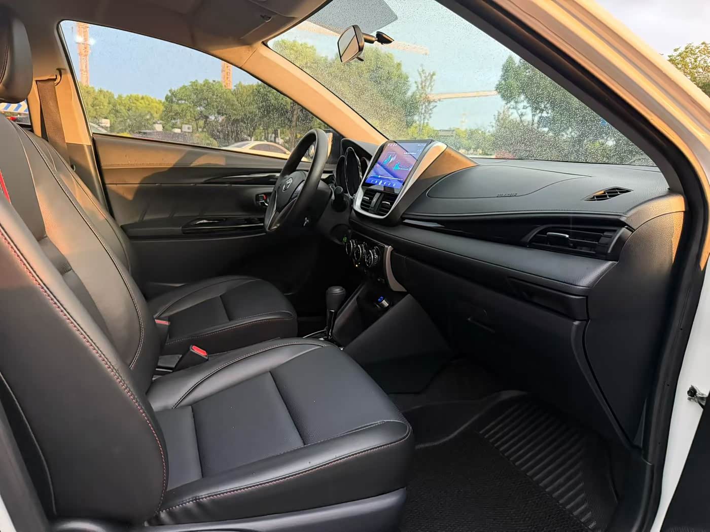 Toyota YARiS L Zhi Xuan 1.5 л 2022 г. Белый, пробег 30000 км